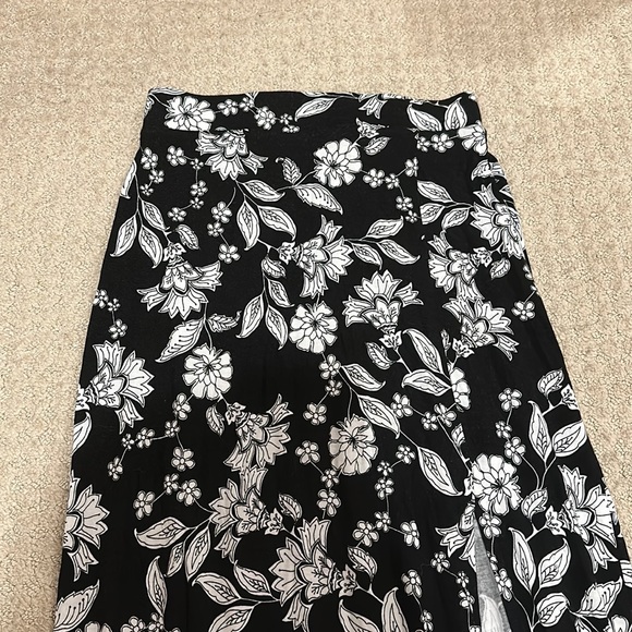 Charlotte Russe slit maxi skirt patterned floral - Picture 2 of 3